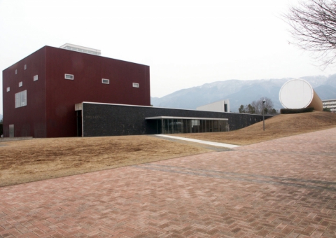 Nagi Museum of Contemporary Art, Arata Isozaki