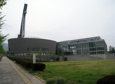 B-con Plaza, Arata Isozaki
