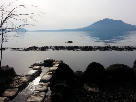 Bain thermal dans le lac de Shikotsu