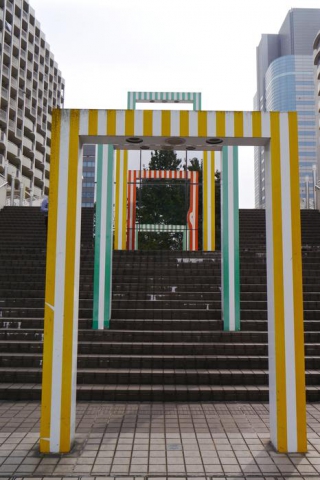 Installation “25 porticos, the color and its reflections”, Daniel Buren (photo : Sylvie Lagabrielle)