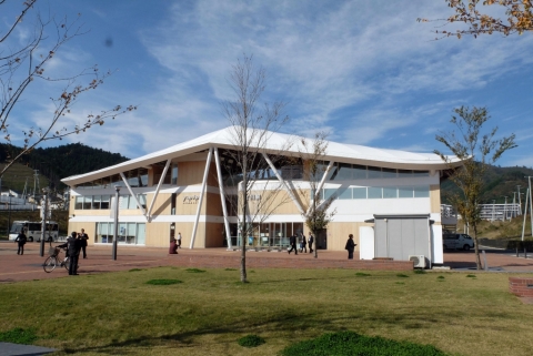 gare d'Onakawa / Yupoppo, Shigeru Ban